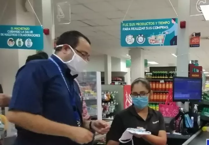 Además de las mascarillas de tela, los trabajadores recibieron información preventiva sobre la enfermedad, así como implementó de aseo como gel alcoholado. Foto/Thays Domínguez