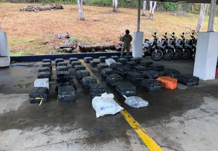 La droga fue recogida en el mar y llevado a la sede caribeña del Senan. Foto: Diómedes Sánchez.