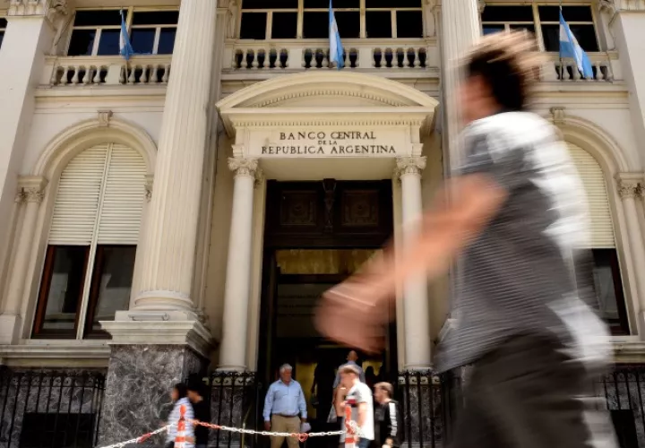 Economistas privados vaticinan que la economía argentina se contraerá un 4.3%, pero el FMI pronostica una caída del 5.7% . EFE