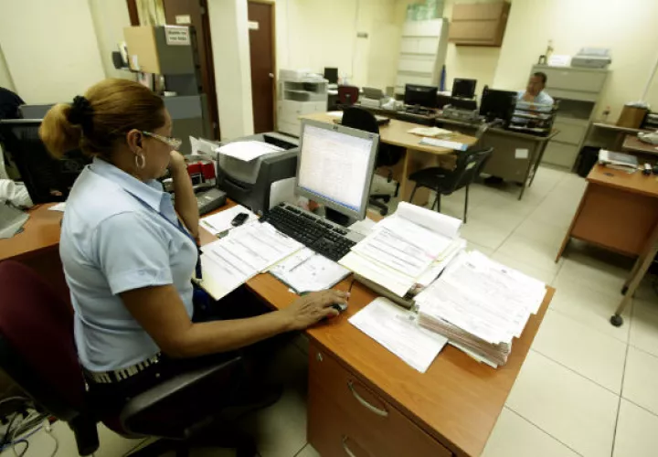 Estas donaciones voluntarias a la cuenta abierta por el Gobierno, sólo podrán ser por un monto equivalente hasta un tope máximo de 20% del salario. Foto/Archivo