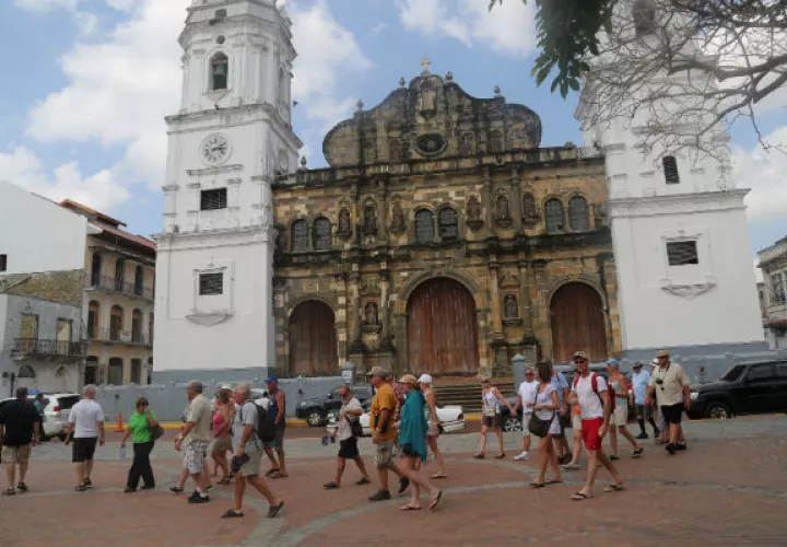 La Asociación Panameña de Hoteles (APATEL) señaló que la industria turística mundial ha sido gravemente afectada por esta crisis sin precedentes, estableciendo cambios duraderos en los hábitos de transporte y alojamiento a nivel mundial.