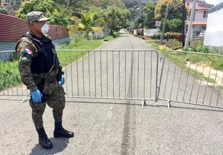 Unidades del Servicio Nacional de Fronteras (Senafront) custodian el cerco sanitario que se estableció en el sector de Koskuna, en el corregimiento de Veracruz. Foto @MinSegPma