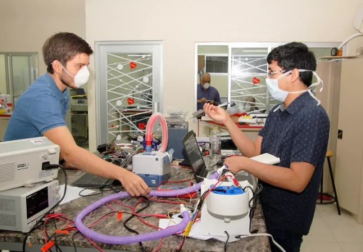 La ministra Rosario Turner estuvo presente en la última prueba del prototipo. Foto: Cortesía