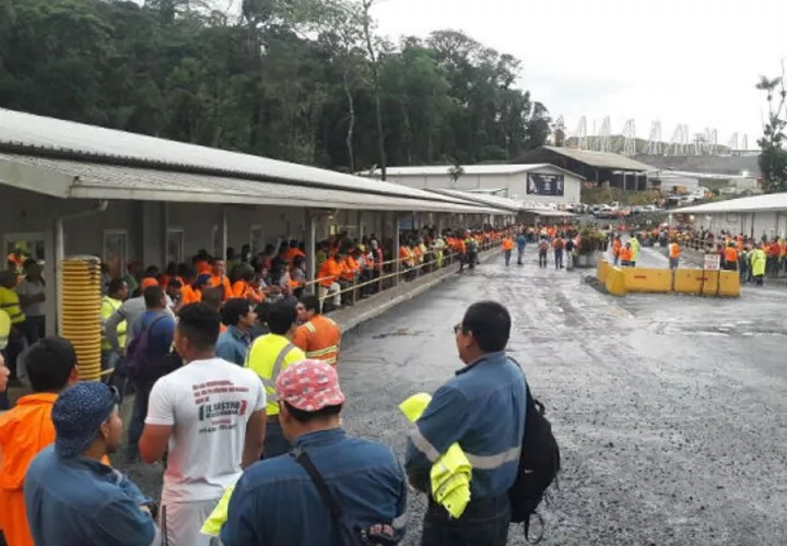 El coronavirus penetró la mina y 298 trabajadores están en aislamiento.