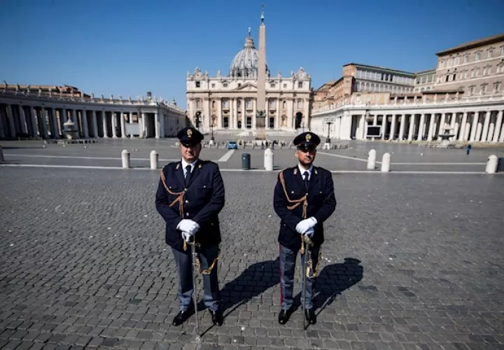 Desde el interior de una vacía basílica de San Pedro y no asomado al balcón de la logia central, como es habitual ya que la plaza está cerrada por las medidas de emergencia ante la pandemia, Francisco dedicó su mensaje de la Pascua a este "desafío histórico".