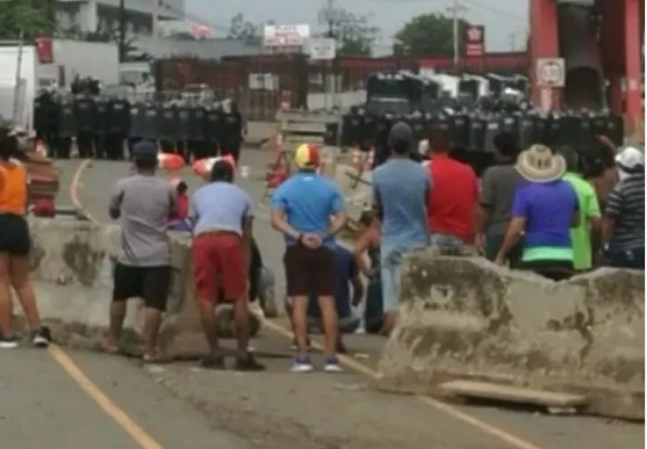 Los manifestantes han utilizado materiales de la construcción del Corredor de Playa para levantar barricadas, Fotos: Eric Montenegro.