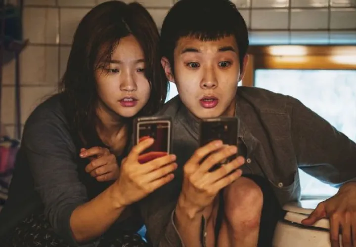Escena de 'Parasite', el filme premiado en los Óscar.