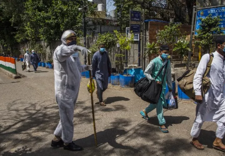 Funcionarios indios hablan de “corona jihad”. Hombres de seminario islámico en Delhi son puestos en cuarentena. Foto / Yawar Nazir/Getty Images.