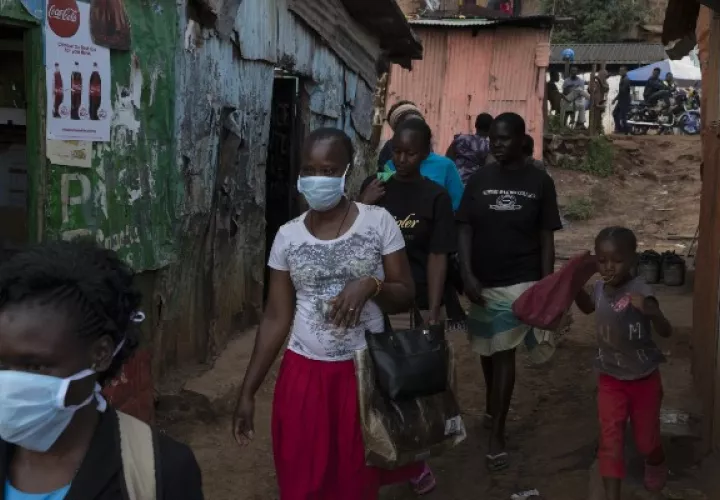 En África batallan para obtener los artículos que necesitan para luchar contra el coronavirus. Una barriada en Nairobi. Foto / Tyler Hicks/The New York Times.