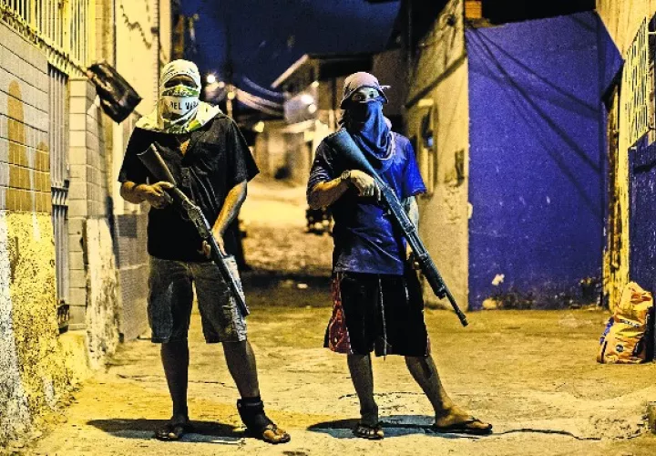 Hay un considerable mercado ilícito de armas traficadas en Brasil. Miembros de una banda criminal en Natal. Foto / Victor Moriyama para The New York Times.