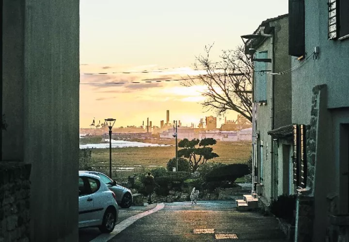 Fos-sur-Mer es sede de casi 200 fábricas y bodegas. Los residentes dicen que la contaminación los ha enfermado. Foto / Dmitry Kostyukov para The New York Times.