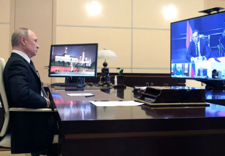 El presidente ruso Vladimir Putin habla con miembros del Consejo de Seguridad en videconferencia. Fotos: EFE. 