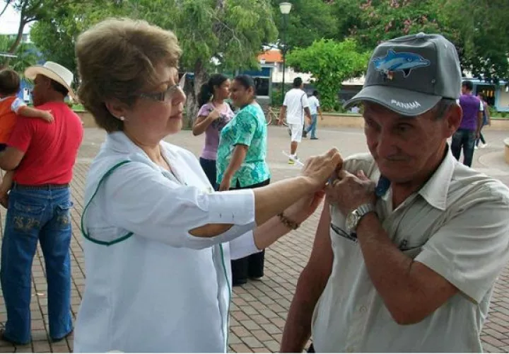 Las primeras personas en aplicársele la vacuna contra la influenza es al personal de salud, luego niños menores de 5 años y personas mayores de 60 años.