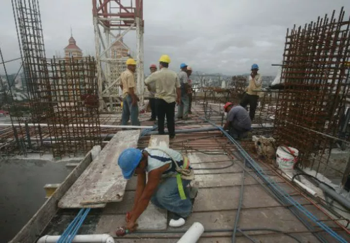 El sector construcción es el tercer generador de empleo en el país con 172 mil 877 y aporta el 15% al producto interno bruto. Foto/Archivo
