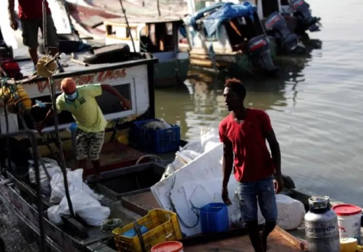 Pescadores desembarcan atún en el muelle multipropósito en la ciudad de Panamá en el inicio de su  reactivación económica gradual. EFE