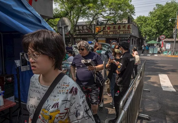 Pero el pistoletazo de salida para la vuelta a la normalidad lo marcó la apertura de la ciudad de Wuhan, foco de la pandemia, el 8 de abril, tras 76 días cerrada a cal y canto y con sus habitantes sometidos a una estricta cuarentena.