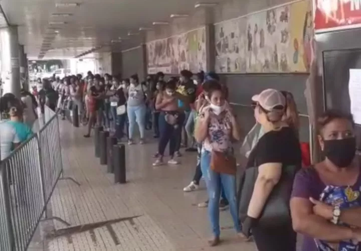 Se observan largas filas de personas en diferentes comercios del país  que han salido de sus hogares, para hacer uso del Bono Solidario.