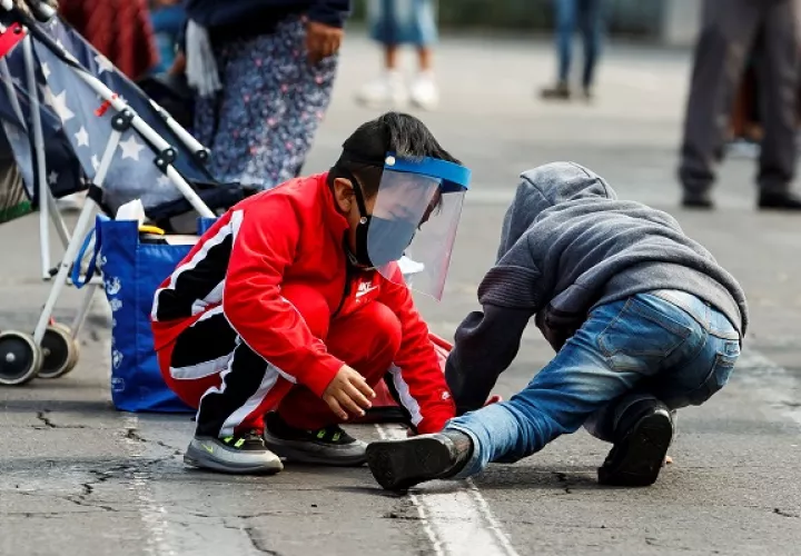 Se recomienda sacar a un niño por familia.