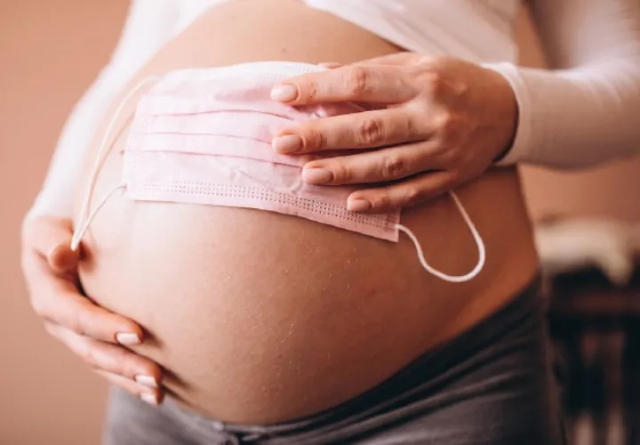 Los médicos obstetras continúan atendiendo nacimientos de manera normal. Foto: Pixabay
