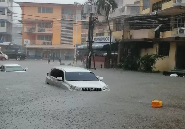 Fuertes lluvias afecta tránsito en la ciudad capital. 