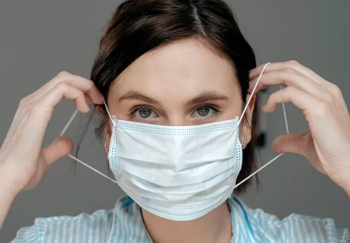 El documento esta modificación se hace ante la obligación del uso de mascarillas al salir de casa, por parte de la población a nivel nacional, como medida de salud para la mitigación del contagio del COVID-19.