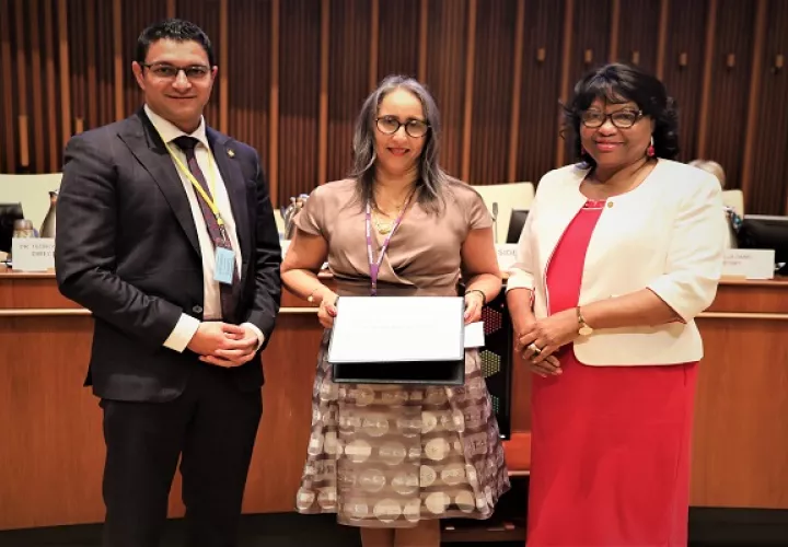 La doctora Reina Roa Rodríguez junto a la directora de la OPS, Carissa Etienne.