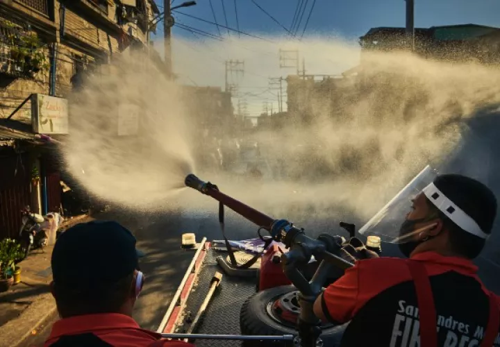  Bomberos en Manila fumigan calles en un intento no comprobado para combatir el coronavirus. Foto / Jes Aznar para The New York Times.