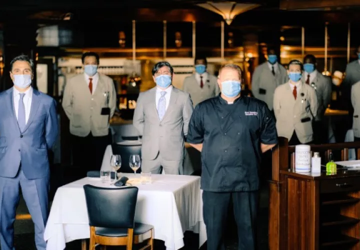 El personal del Chops Lobster Bar, en el vecindario Buckhead de Atlanta, con cubrebocas mientras se prepara para un turno, el 8 de mayo de 2020. (Peyton Fulford/The New York Times)