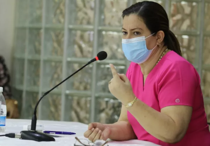 Rosario Turner, ministra de Salud, defendió los contratos suscritos para atender a pacientes que se realizan hemodiálisis. Cortesía  