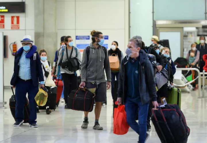 Se han implantado los controles sanitarios en los aeropuertos. Fotos: EFE/Archivo. 