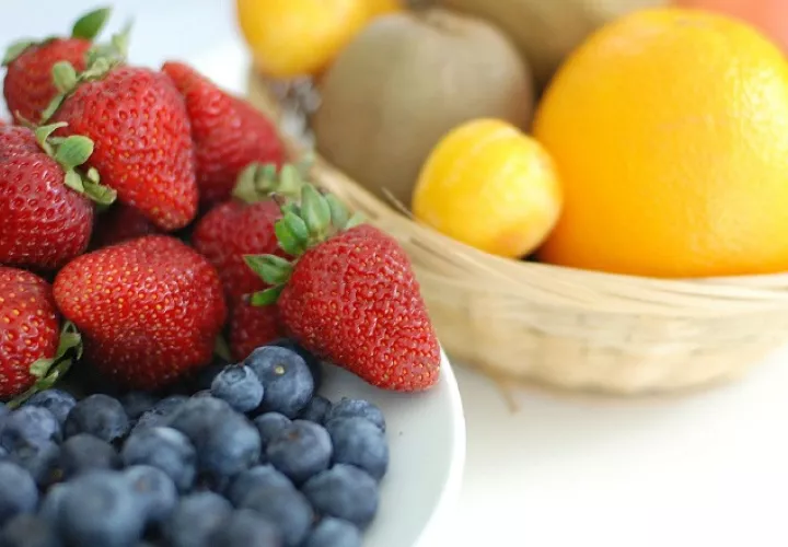 Puede consumir más fibra al incluir frutas, vegetales y granos enteros a la dieta. Pixabay