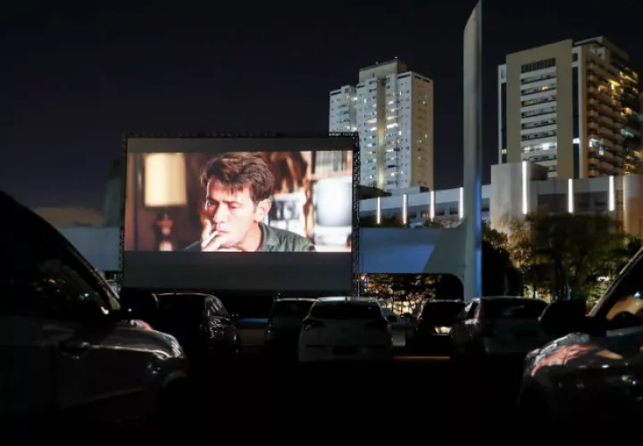Una pareja ve una película en un autocine este miércoles, en Sao Paulo (Brasil). EFE.