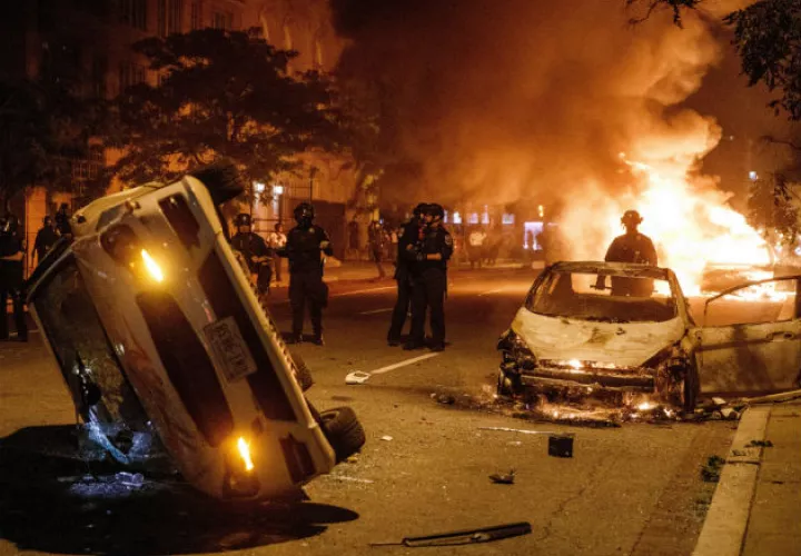 Manifestantes protestan por la muerte de George Floyd cerca de la Casa Blanca. Fotos: AP/EFE