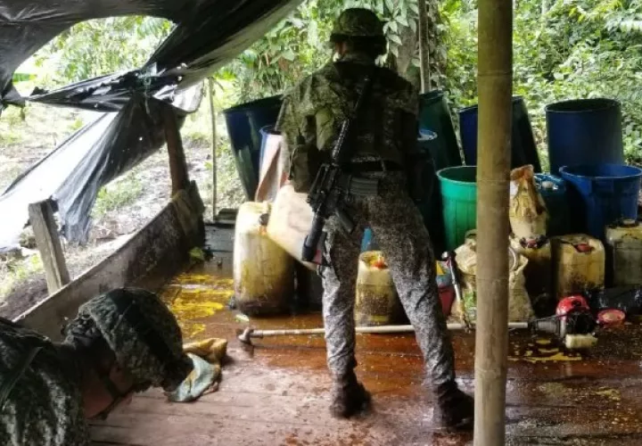 En el complejo, las tropas encontraron 13 533 litros de insumos líquidos, así como 1476 litros de pasta base de coca en proceso y más de 1 tonelada de clorhidrato de cocaína. (Foto: Brigada de Infantería de Marina N.o 4 de la Armada Nacional de Colombia)