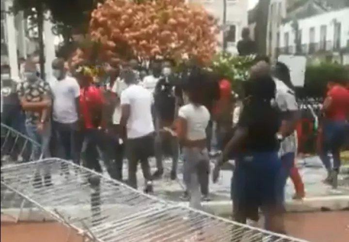 Los manifestantes derribaron las vallas de metal.