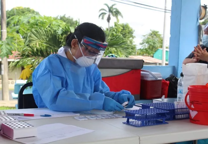 Personal del Minsa sigue realizando pruebas de antígenos en todo el país para detectar casos positivos por COVID-19. Foto @MINSAPma