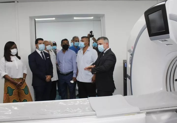 Rafael Sabonge y los diputados durante el recorrido de este miércoles en el hospital modular. 