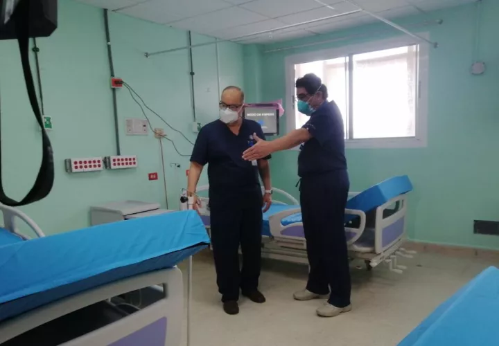 Recorrido a sala destinada a pacientes con COVID-19. 