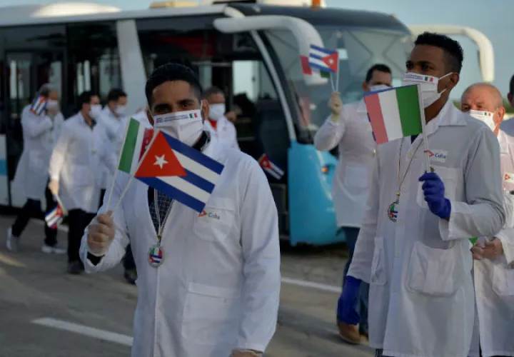 Brigadas médicas cubanas han sido desplegadas en varios países. Fotos: EFE.