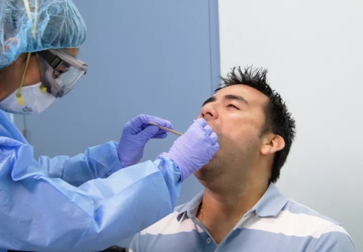 Las pruebas son realizadas por personal médico idóneo debidamente capacitado, y éstas son verificadas por un tecnólogo médico.