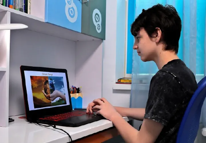 En internet, los chicos pueden 'enredarse' en la propia Red.  EFE/EPA/ROBERT GHEMENT