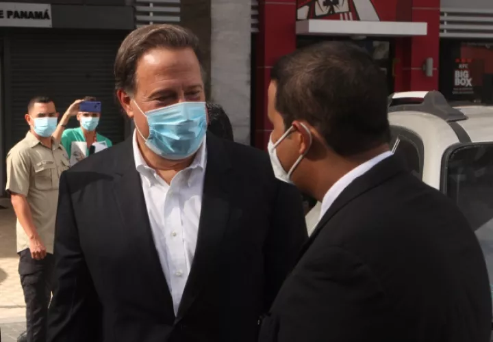 Juan Carlos Varela y su abogado Erasmo Muñoz el pasado lunes en su visita realizada al Ministerio Público. Víctor Arosemena 