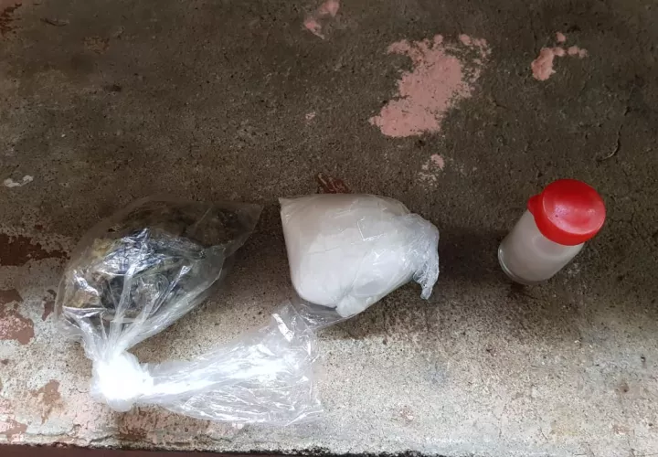 En el lugar se detuvo a una femenina con sustancias ilícitas.