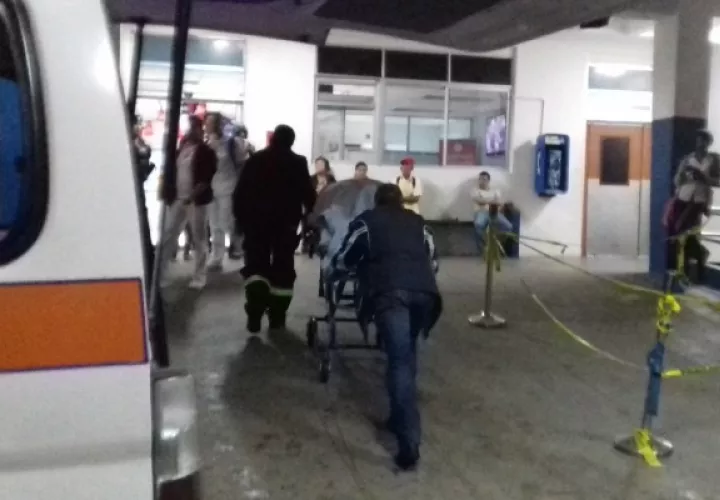 La víctima fue socorrida por moradores del lugar que lo trasladan inicialmente al centro de Salud de Matarrica, pero tras la gravedad de la herida es llevado de urgencias al hospital regional en David.