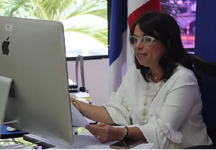 Ministra de Educación aclara sobre supuestas contrataciones. Foto cortesía