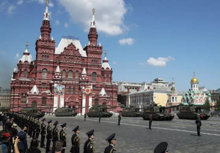 El presidente de Rusia, Vladimir Putin, observa la parada militar en la Plaza Roja de Moscú. Fotos: EFE.