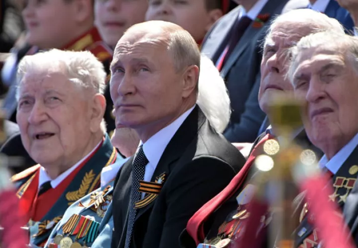 El presidente de Rusia, Vladimir Putin, observa la parada militar en la Plaza Roja de Moscú. Fotos: EFE.