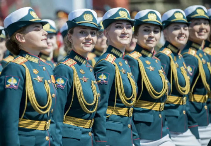 El presidente de Rusia, Vladimir Putin, observa la parada militar en la Plaza Roja de Moscú. Fotos: EFE.