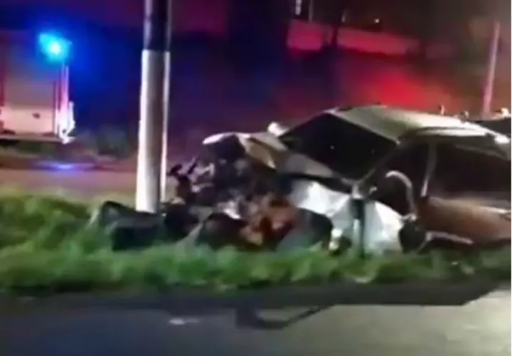 El auto impactó contra un poste del tendido eléctrico. Foto: Diómedes Sánchez.