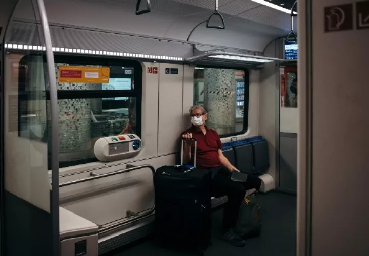 Jack Ewing, periodista de The New York Times, toma el tren para ir al aeropuerto en Fráncfort, Alemania, el 3 de junio de 2020. (Felix Schmitt/The New York Times)